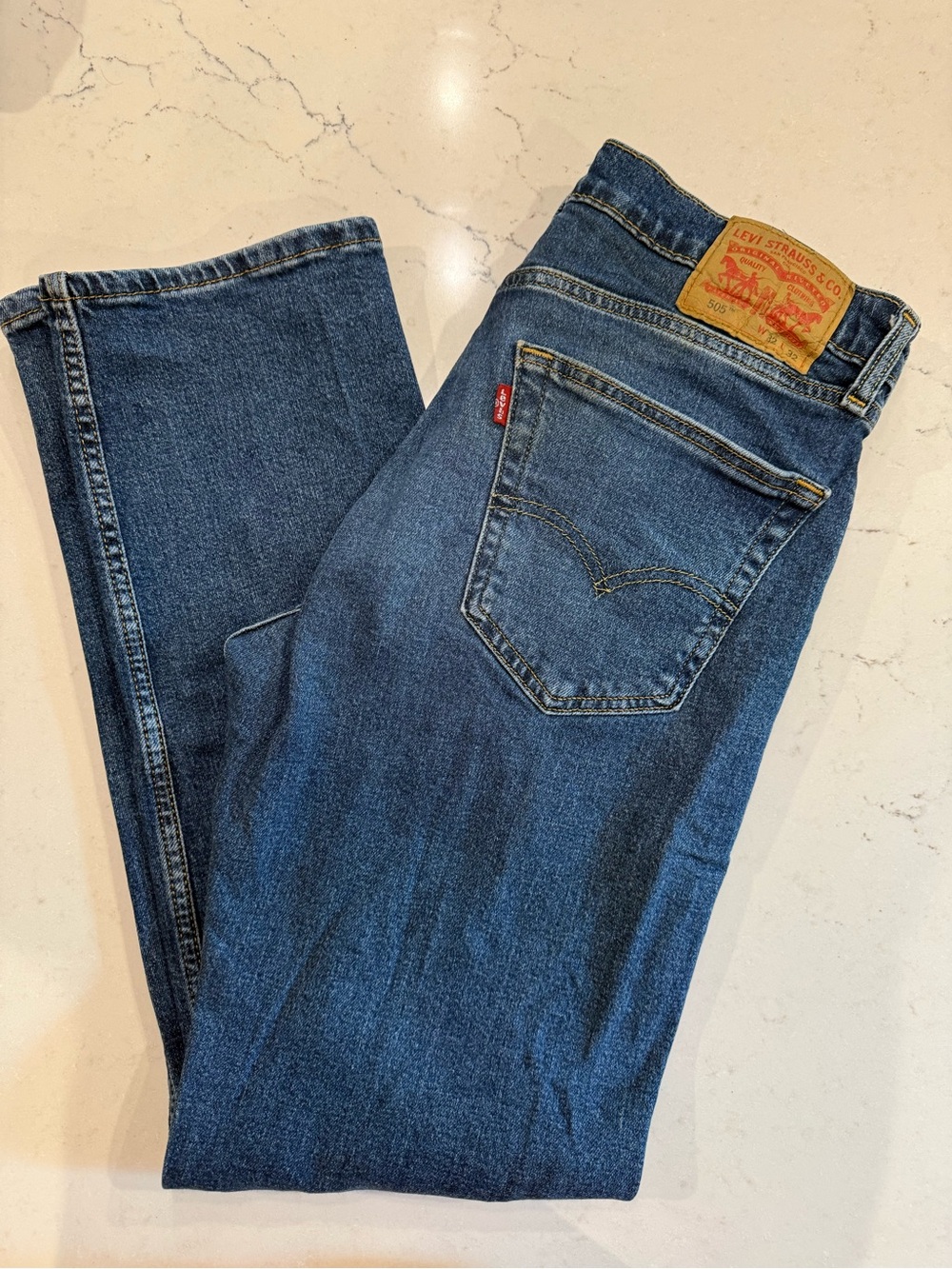Levi's Men’s Dark Blue Straight Jeans with Leather Patch 505. 32 32